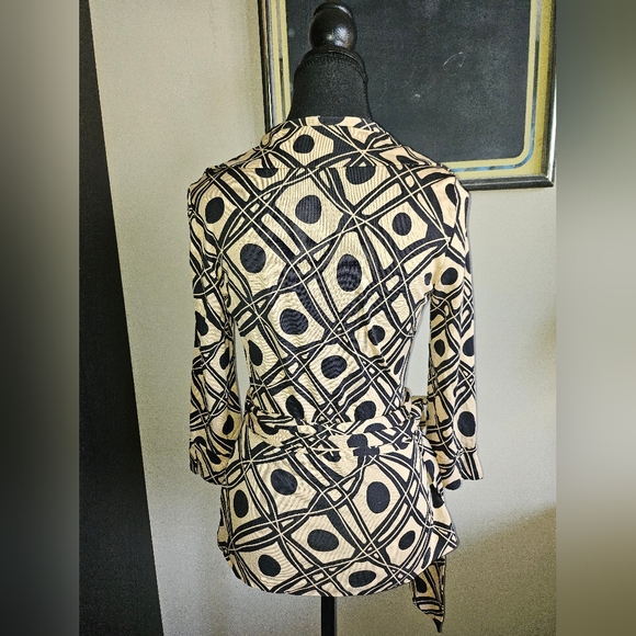 Diane Von Furstenberg Desinger Silk Printed Wrap Tan Black Blouse Top Womens 4 - Picture 9 of 9